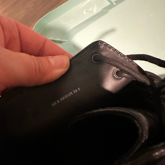 LIKE NEW Vince weatherproof boots - Picture 3 of 3